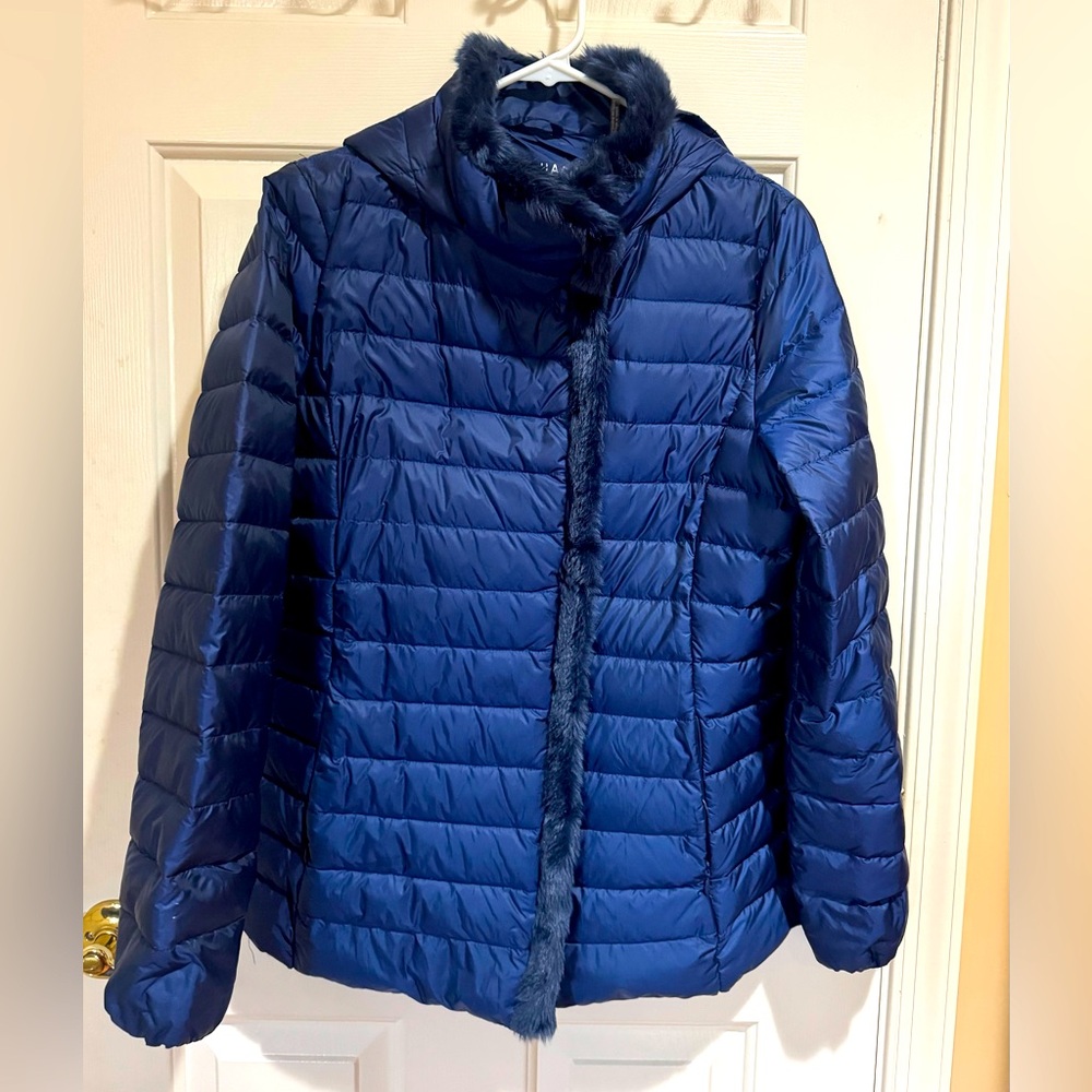 Cole Haan Lightweight Puffer jacket with fur trim in beautiful navy blue.